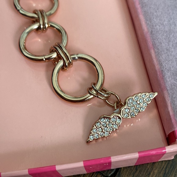 Victoria’s Secret angel wings keychain - Picture 2 of 5